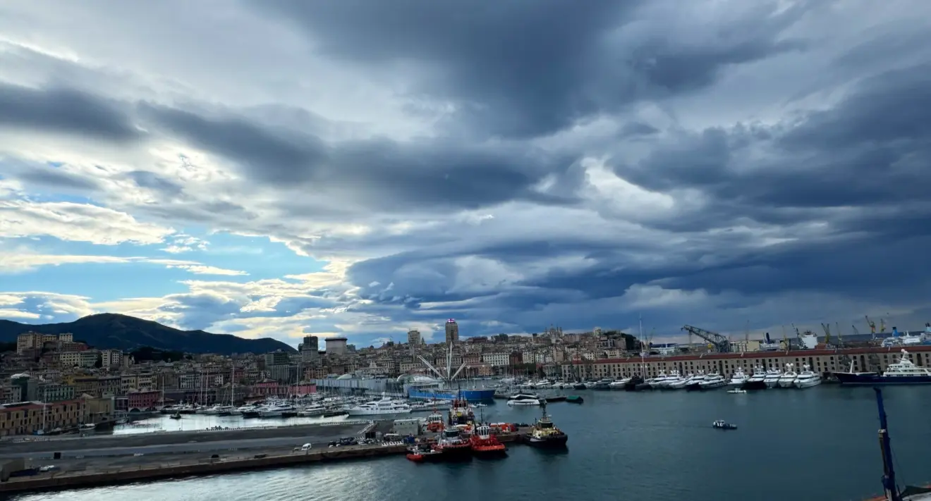 Onrustige luchten in Genua. Rond Italië ontstaan op zee veel buien door lagedrukgebied Boris - Jolanda Bakker