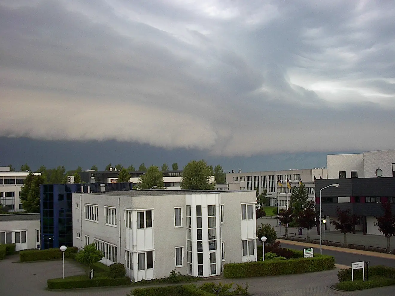 Zwaar onweer nadert Wageningen op 17 juli 2004 - Reinout van den Born