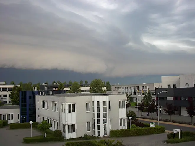 Zwaar onweer nadert Wageningen op 17 juli 2004 - Reinout van den Born
