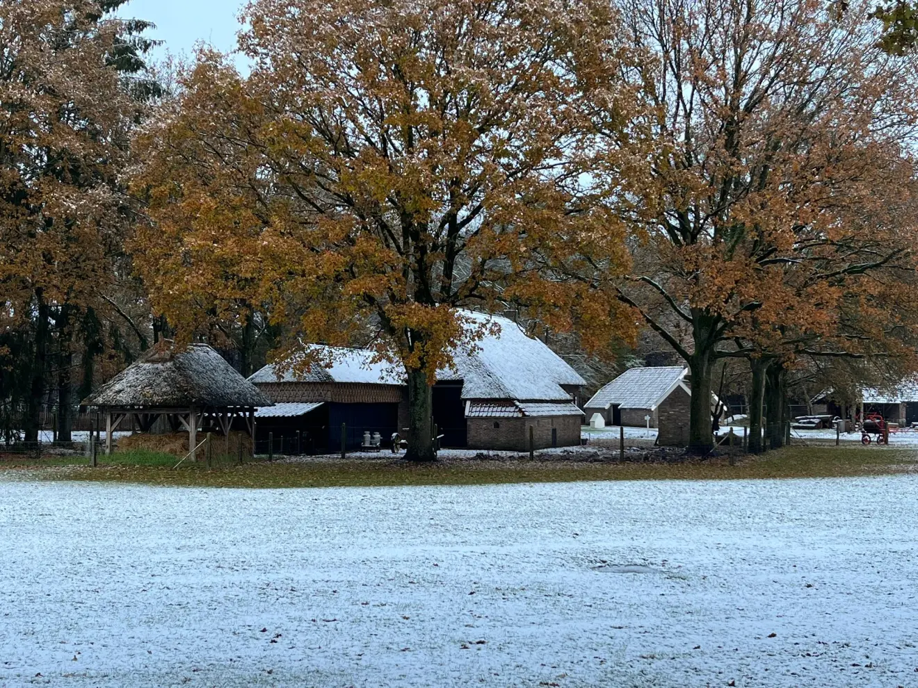 Sneeuw in het museum van Ellert en Brammert in Schoonoord, Drenthe - Karin Broekhuijsen