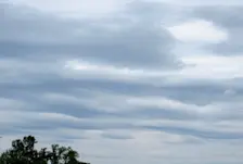 Bijzondere wolken in de lucht boven De Lutte - Tonny Morsink
