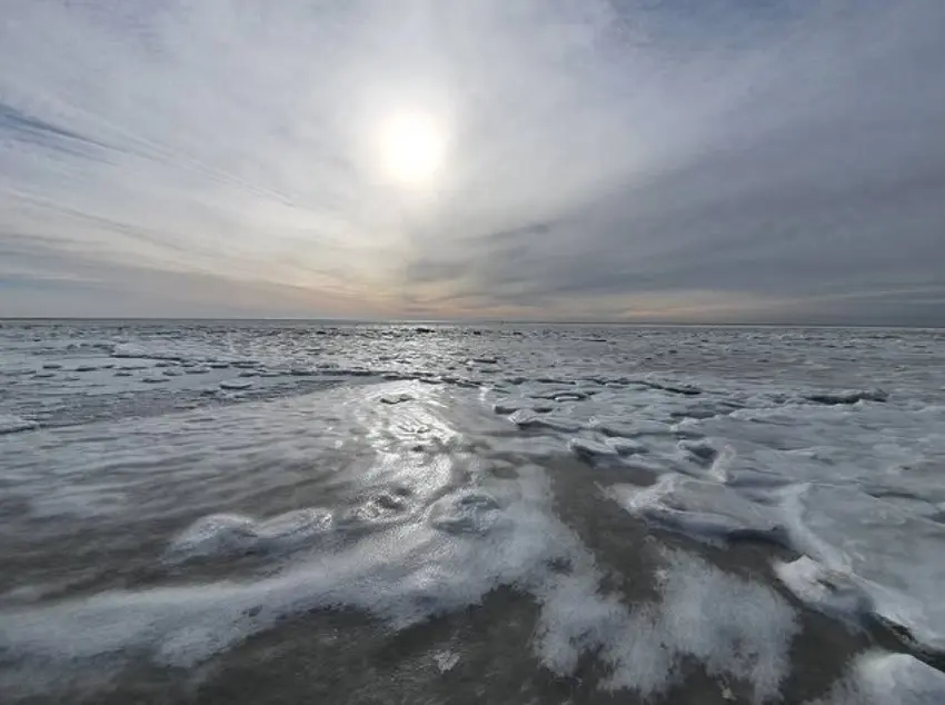 Een verstilde Waddenzee, vanaf Terschelling - Reinout van den Born