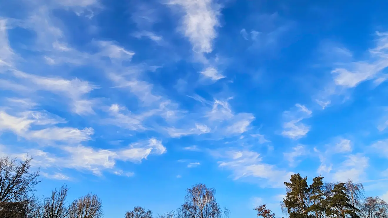 Toefjes cirrus aan een verder blauwe lucht - Nely van Frankenhuyzen