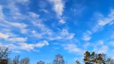 Toefjes cirrus aan een verder blauwe lucht - Nely van Frankenhuyzen