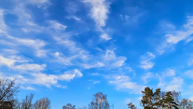 Toefjes cirrus aan een verder blauwe lucht - Nely van Frankenhuyzen