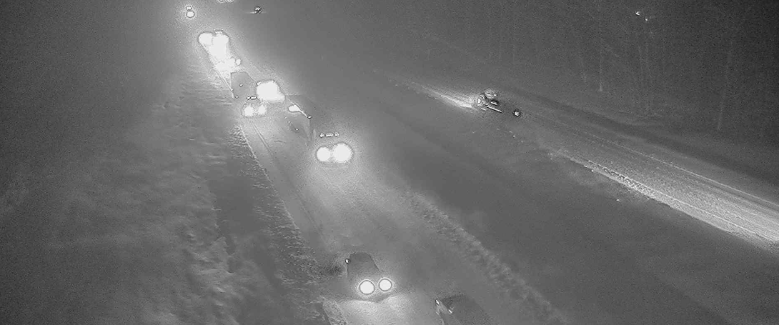 Sneeuw in Painesville, in de buurt van Cleveland. Het verkeer heeft het er zwaar mee - Webcam