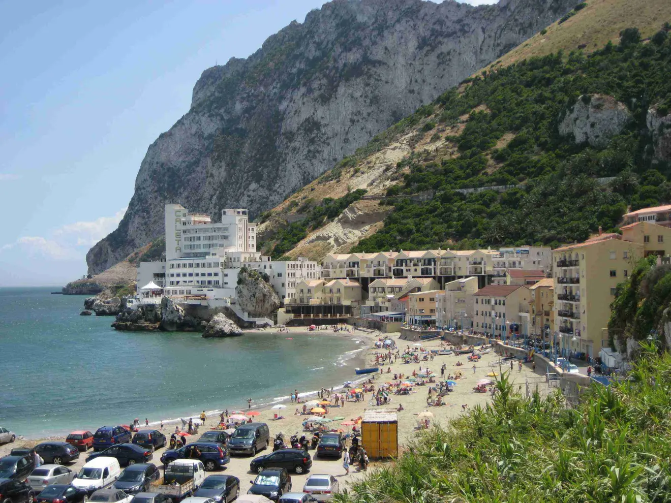 Een kleine badplaats aan de oostkust van Gibraltar. Hier wordt de komende week erg veel regen verwacht - David Stanley