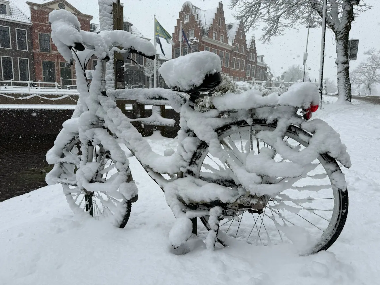 Een fiets onder de sneeuw in Dokkum - Jules Zeinstra