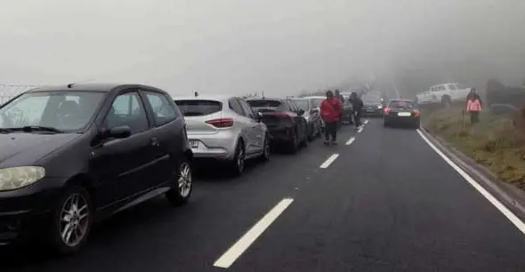 Chaos op de weg naar de top van de besneeuwde berg op Madeira - maker onbekend