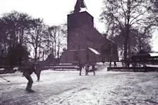 Schaatsen op het schoolplein voor de kerk in Garderen. In de winter van 1979 kon dat - Peter van den Born