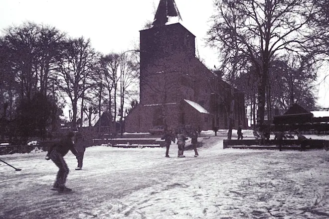 Schaatsen op het schoolplein voor de kerk in Garderen. In de winter van 1979 kon dat - Peter van den Born