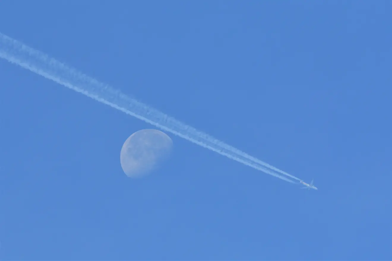 Onbewolkte start van de dag, al tekent een vliegtuig wel een contrail in de lucht - Cynthia van Leusden