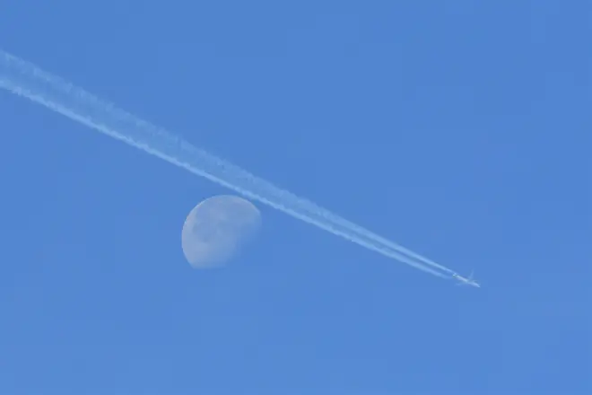 Onbewolkte start van de dag, al tekent een vliegtuig wel een contrail in de lucht - Cynthia van Leusden