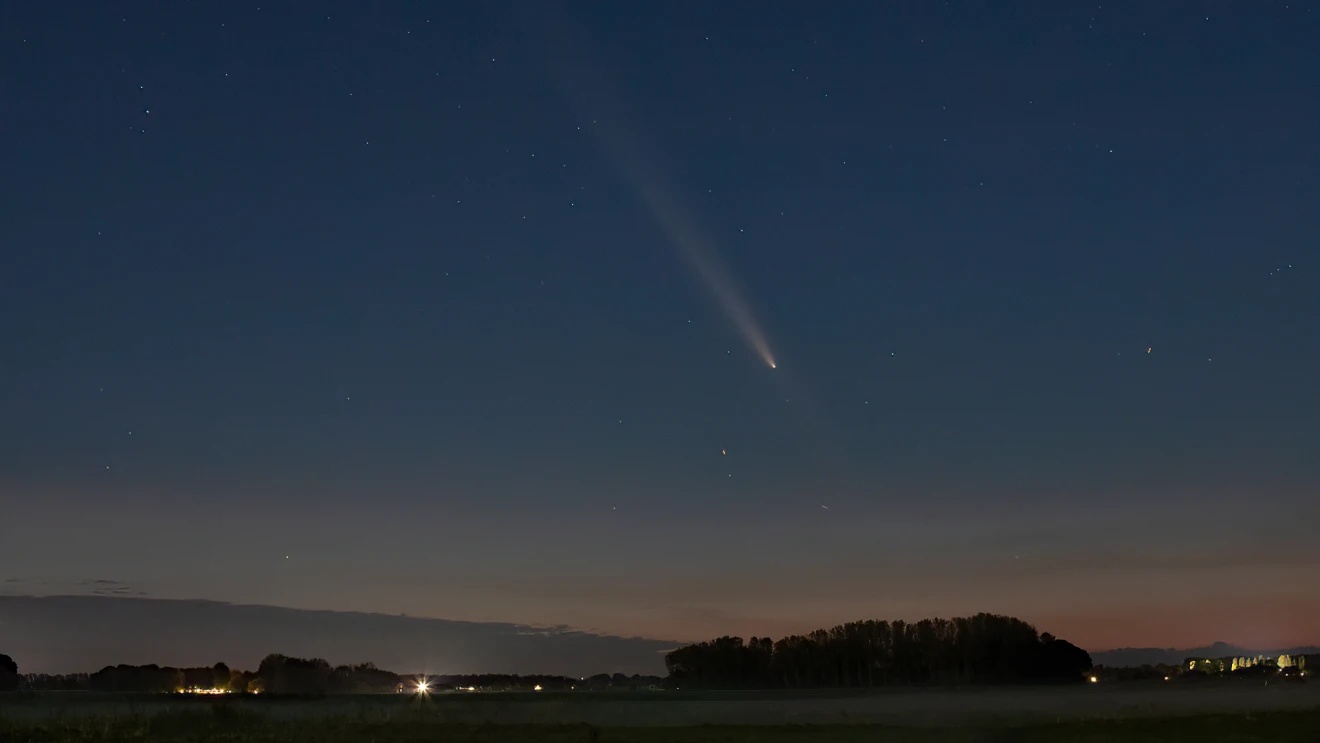 Het was de afgelopen nacht helder en daardoor was ook de komeet mooi te zien die dezer dagen aan het zwerk staat - Simone Genna.