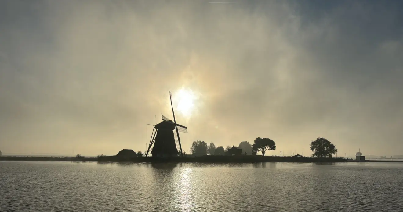 Het mooie licht als de mist nog niet helemaal weg is, maar de zon er al wel doorkomt - Jolanda Bakker