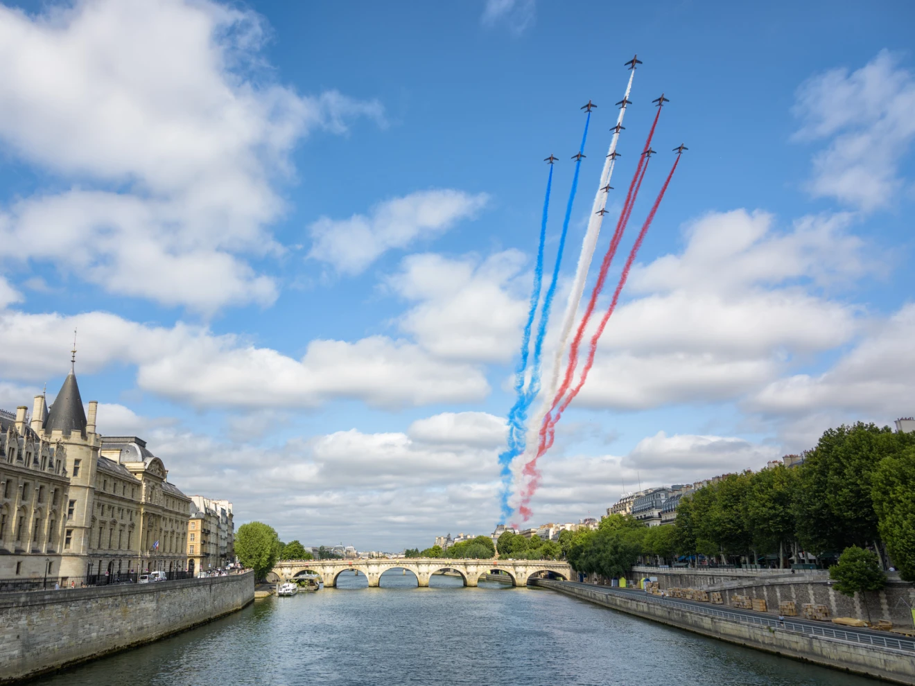 In de Seine in Parijs moeten vandaag atleten zwemmen voor de triatlon. Het is de vraag of dat lukt, want mogelijk is het water niet schoon genoeg - Wikipedia