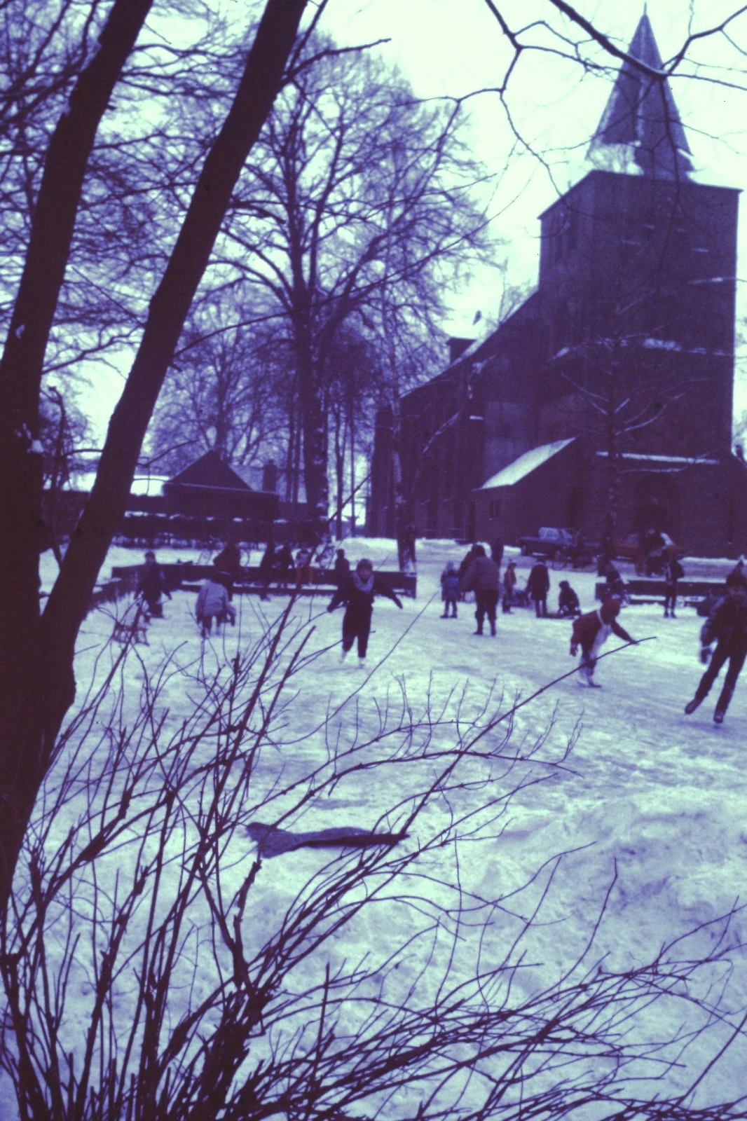 Schaatsen op het plein voor kerk - Peter van den Born