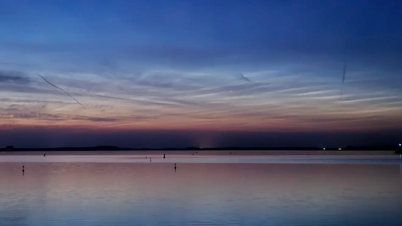 Lichtende nachtwolken, gefotografeerd vanuit Ketelhaven - Jannine Sanders