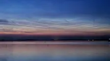 Lichtende nachtwolken, gefotografeerd vanuit Ketelhaven - Jannine Sanders