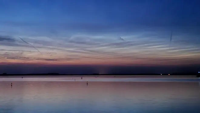 Lichtende nachtwolken, gefotografeerd vanuit Ketelhaven - Jannine Sanders
