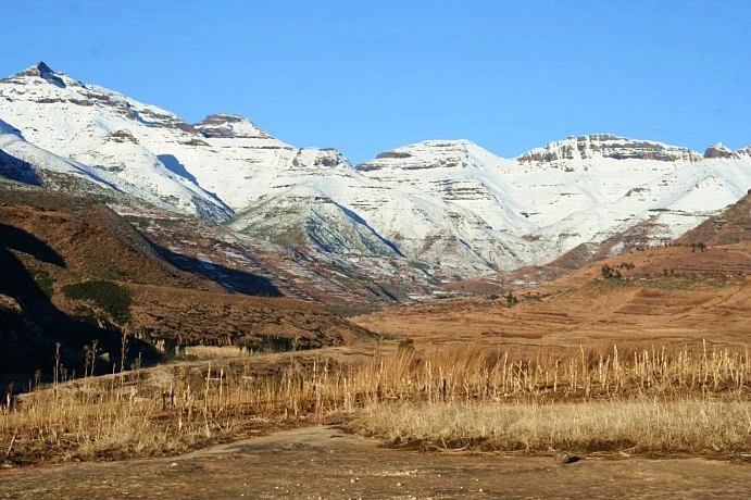 De Drakensberge in Zuid-Afrika met in de hogere delen sneeuw - Wikipedia