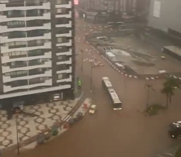 Grote delen van Malaga staan onder water - Still uit video