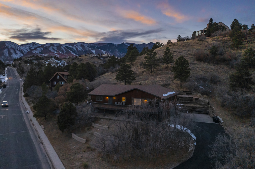 Enjoy a Colorado Airbnb Mountain Retreat - Cabin with Friends and Family - Hot Spring