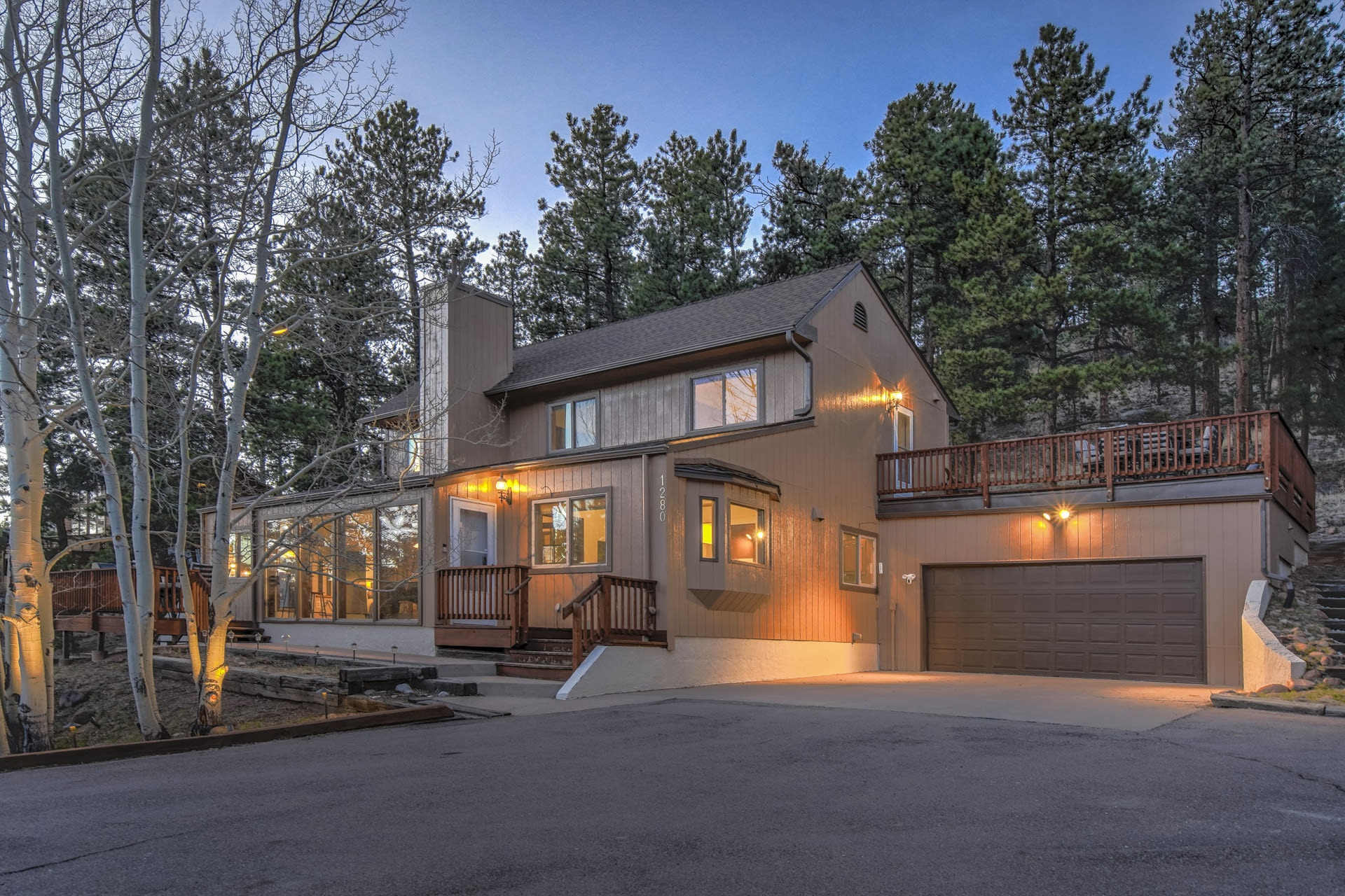 Hoste.com offers VRBO homes in Colorado at the best prices. Enjoy privacy and comfort with outdoor spaces, kitchens, and fast internet. Our local team ensures cleanliness, security, and easy entry for peace of mind. Book now on Hoste.com.