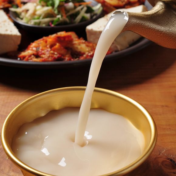 Pour Makgeolli