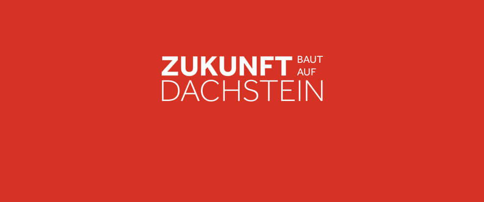 Logo auf roten Hintergrund mit der Aufschrift "Zukunft baut auf Dachstein".