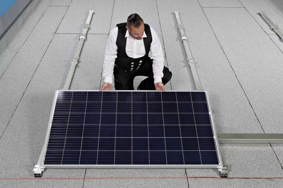 Befestigung einer PV Easywave Solaranlage.