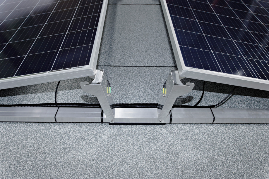 Bei einer Ost-West Aufständerung von PV-Anlagen auf dem Flachdach ist der notwendige Abstand zwischen den Solarmodulen geringer als bei einer Süd-Aufständerung.