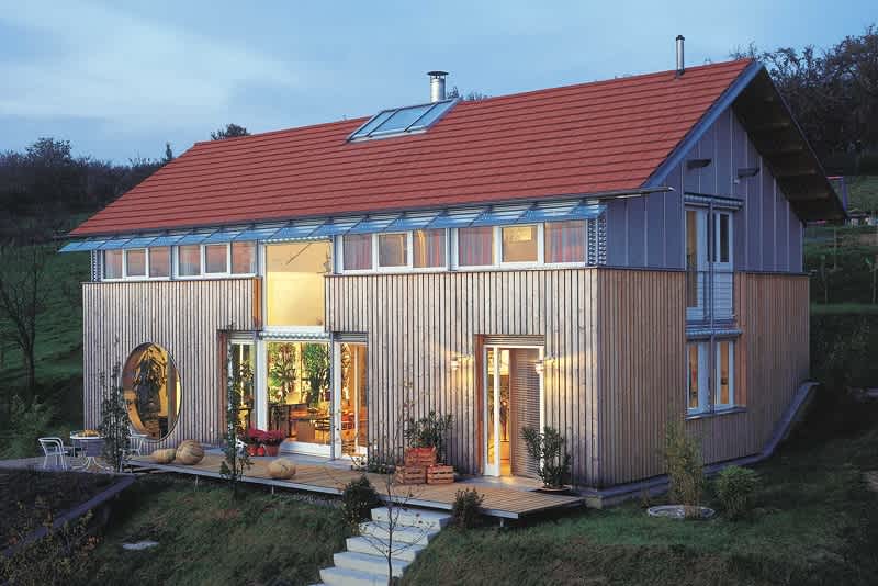 Holzhaus mit Tegalit Dachsteinen von Braas.