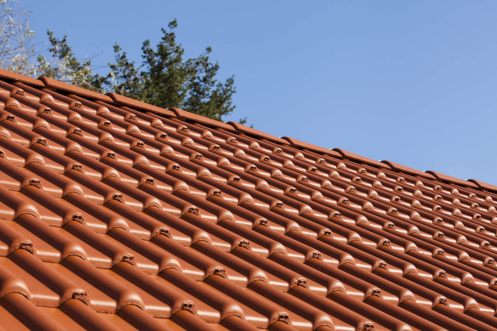 Ein Dach gedeckt mit der Braas Frankfurter Pfanne.