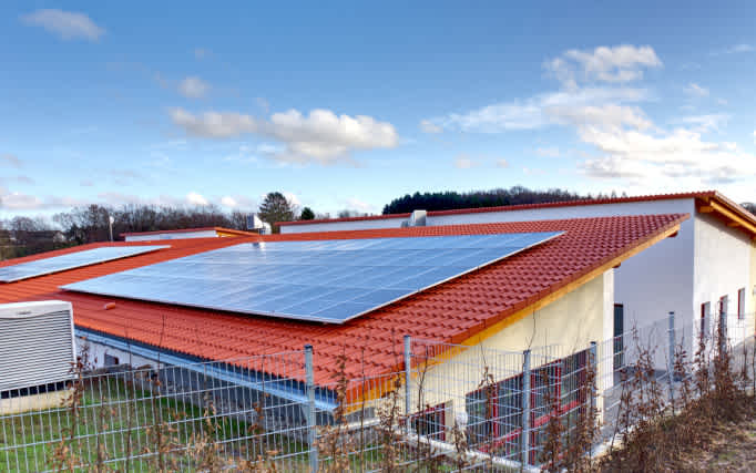 Ein flach geneigtes Dach mit Photovoltaik von Braas.
