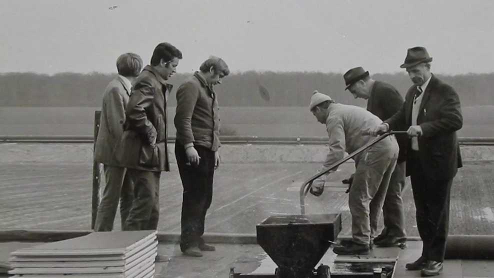Historisches Foto: Männer arbeiten auf dem Dach.