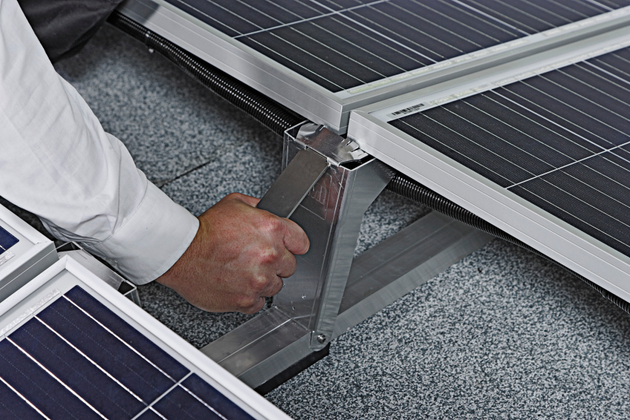 Ein Vorteil der Photovoltaik-Anlage PV easywave ist die einfache Aufständerung der Photovoltaik Module auf Flachdächern. 