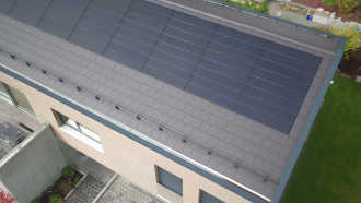 PV-Premium von BRAAS auf einem Dach.