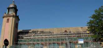 Denkmalgeschützter HBF Hagen während der Dachsanierung mit BMI, mit dem neobarocken Uhrenturm und dem abgedeckten Dach der Empfangshalle.