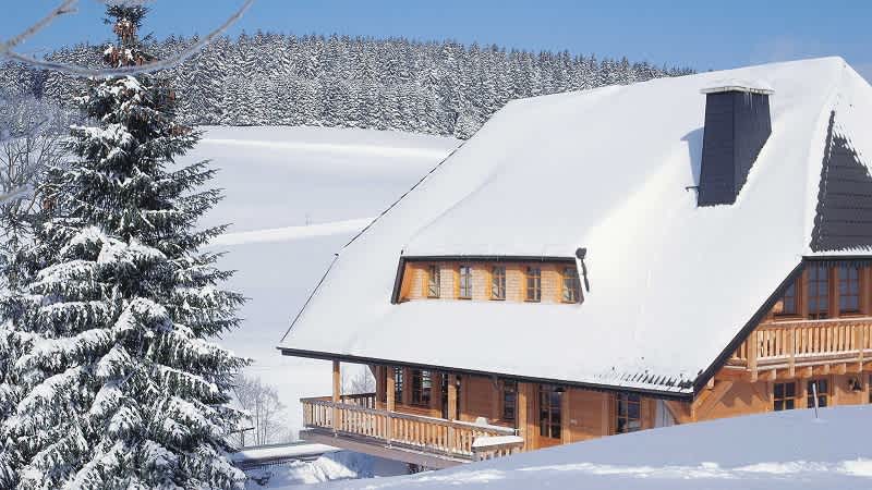 Ein Haus ist bedeckt mit Schnee.