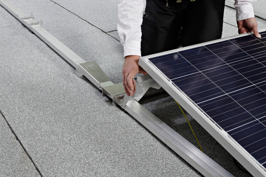 Aufständerung der Photovoltaikanlage PV easywave ohne Dachdurchdringungen auf einem Flachdach. 
