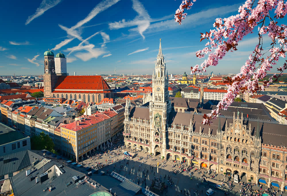 Stadtansicht von den den Dächern von München im Frühling.