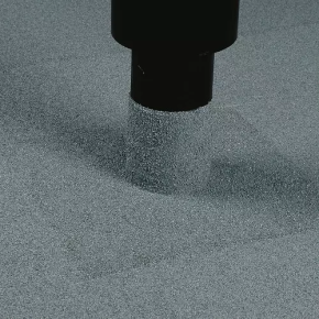 Verarbeitung von Flüssigkunststoff für die Versiegelung eines Lüfters auf dem Flachdach, zweiter Schritt.