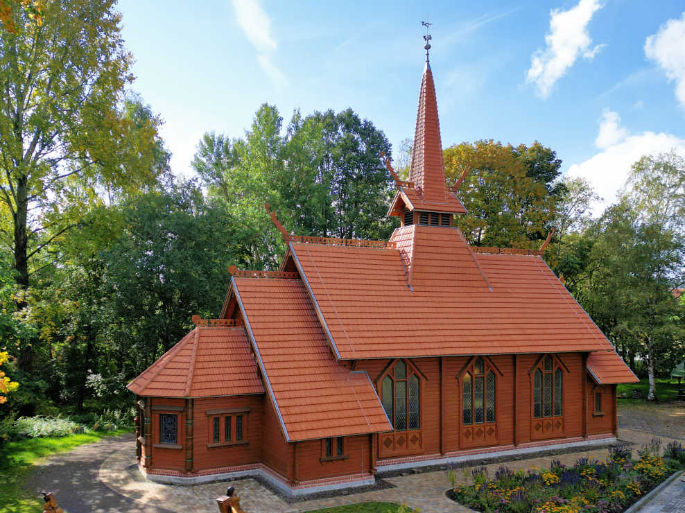 Die Stabkirche Stiege wurde am neuen Standort neu aufgebaut und mit Granat 13V Dachziegeln neu eingedeckt.