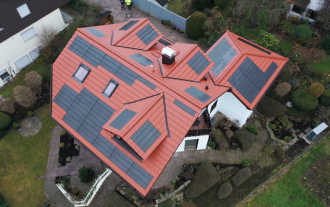 Objekt mit in der Dacheindeckung integrierten Solaranlagen von Braas.