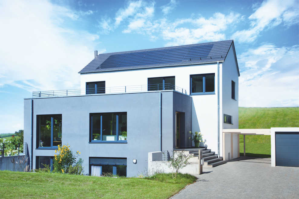 Dach eines modernen Hauses, eingedeckt mit Tegalit von Braas und der integrierten Solaranlage PV Premium.