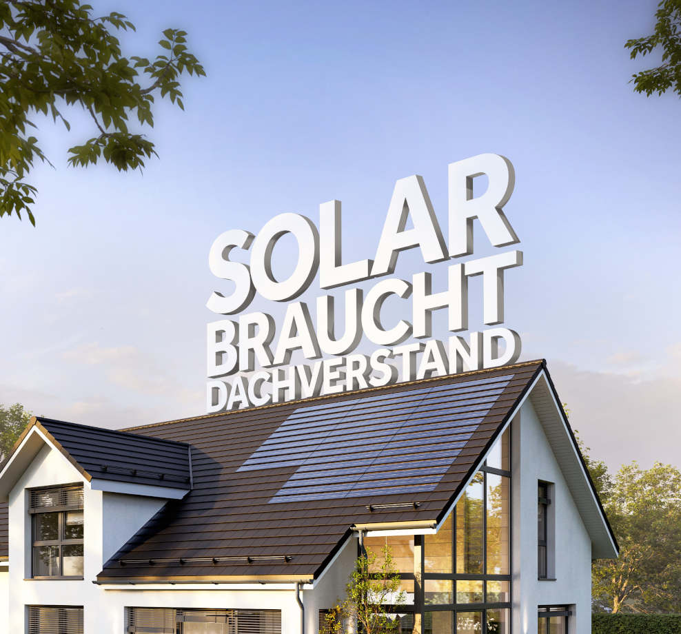 Solar braucht Dachverstand steht in großen Buchstaben auf einem modernen Haus mit PV-Anlage auf dem Dach.