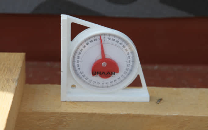 Messung eines Flach geneigten Daches. Die Dachneigung entspricht 11 Grad.
