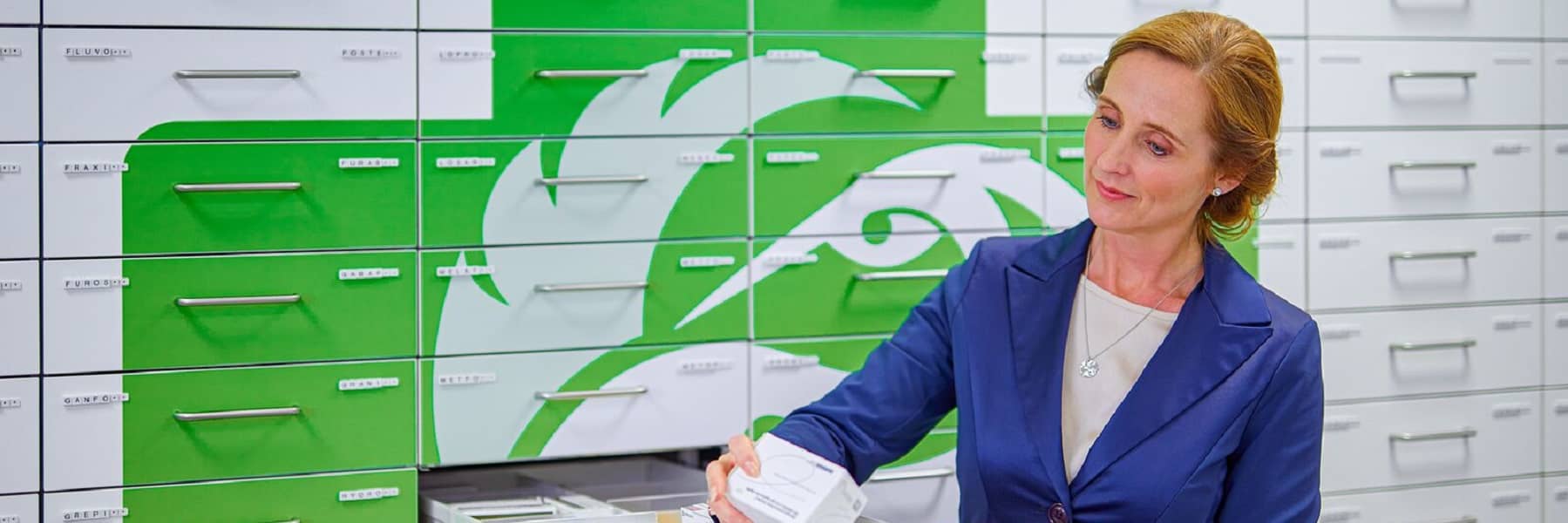 Apotheker bij medicijnlade