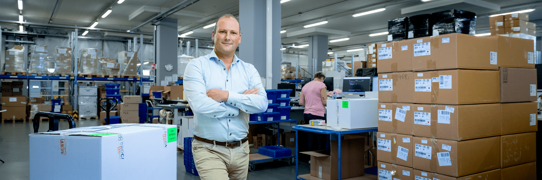 Bouke naast pallet in magazijn